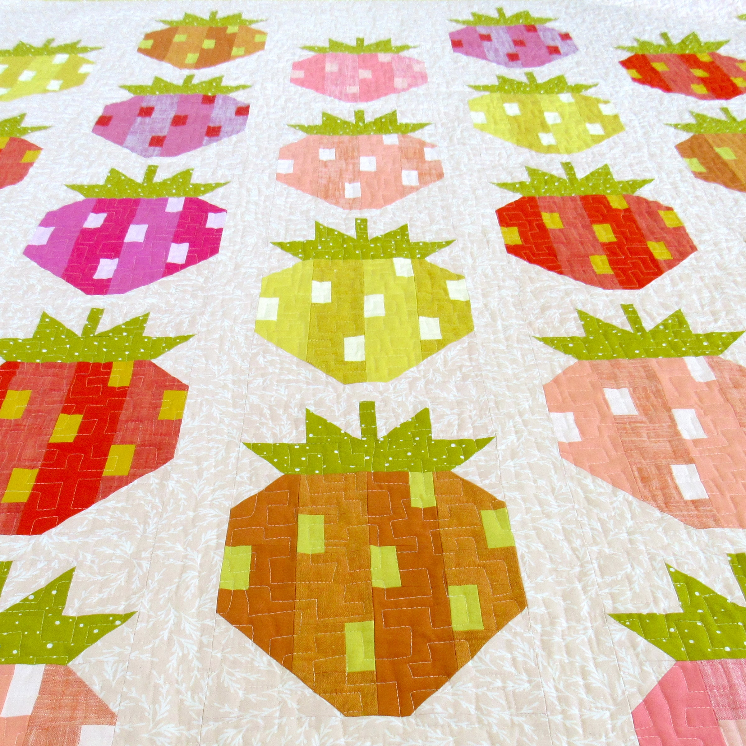 Polychromatic Quilt Pattern by Elizabeth Hartman – Strawberry