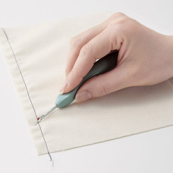 Clover Grip Fit Seam Ripper - Image 4