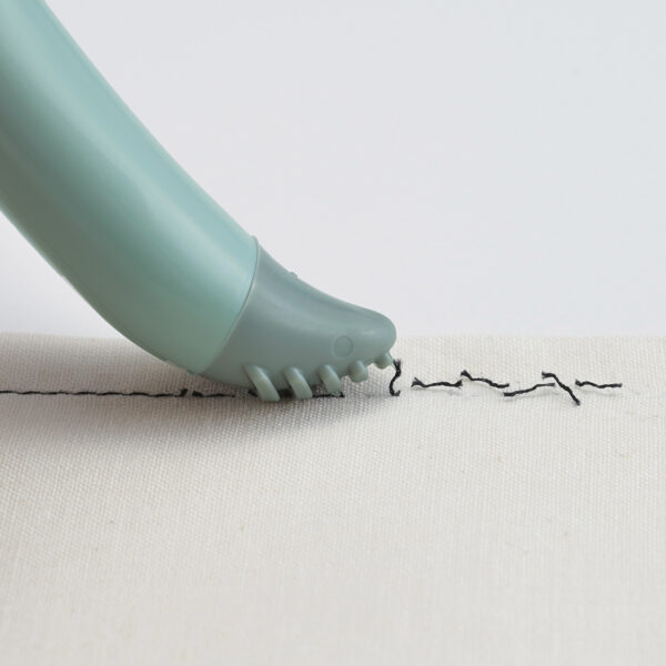 Clover Grip Fit Seam Ripper - Image 3