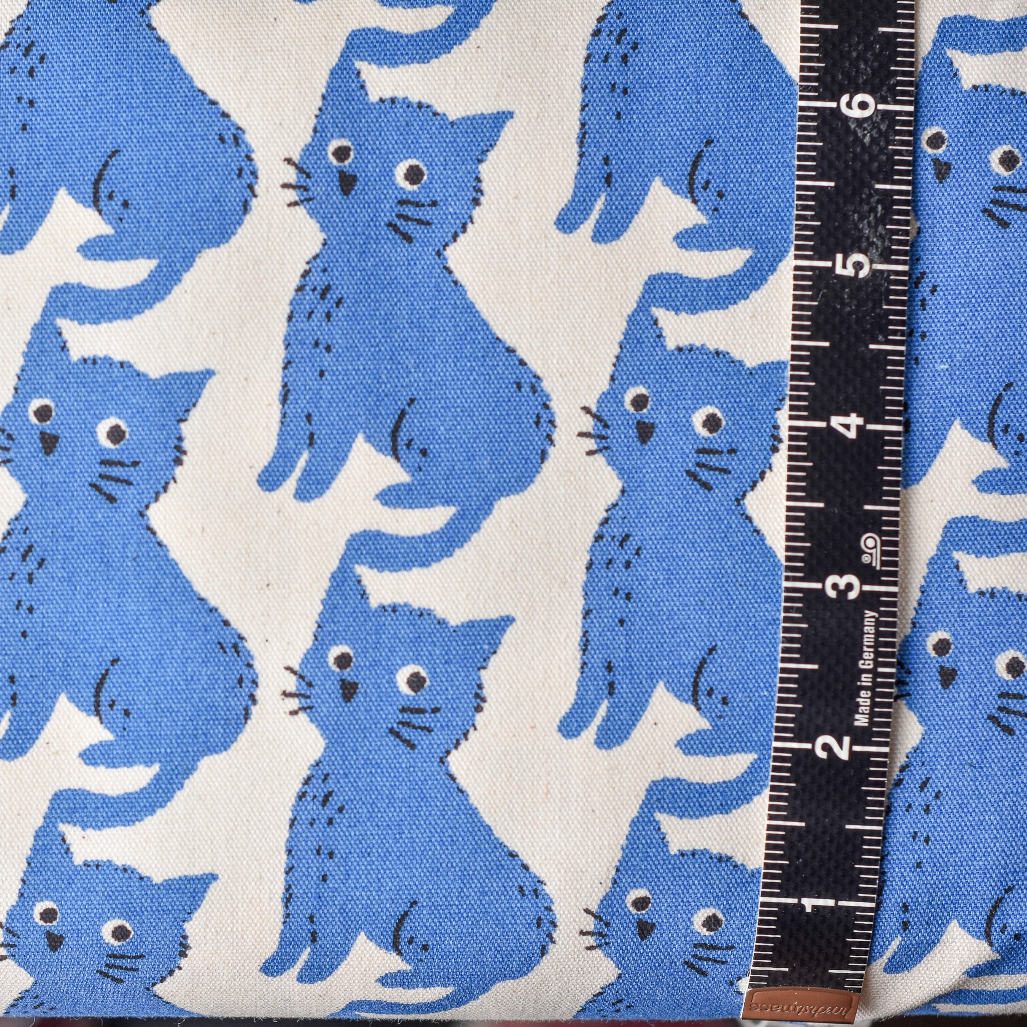 Sevenberry's Wide-Eyed Cat Oxford Cotton Hyacinth