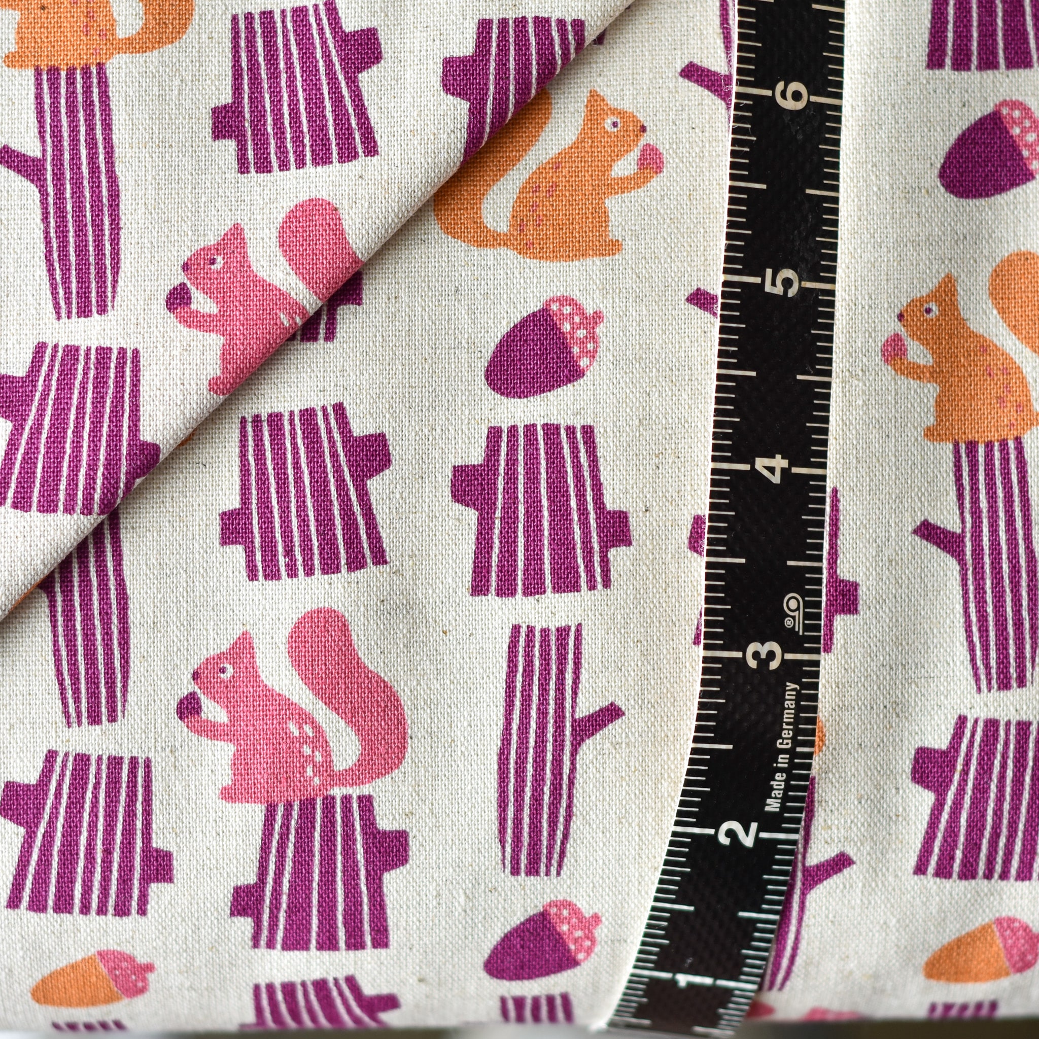 Sevenberry Squirrel on Stump Oxford Cotton Berry